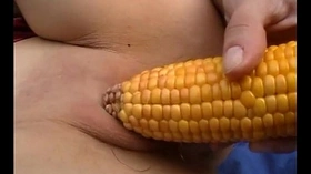 Amateur girlfriend toys her pussy with corn outdoor